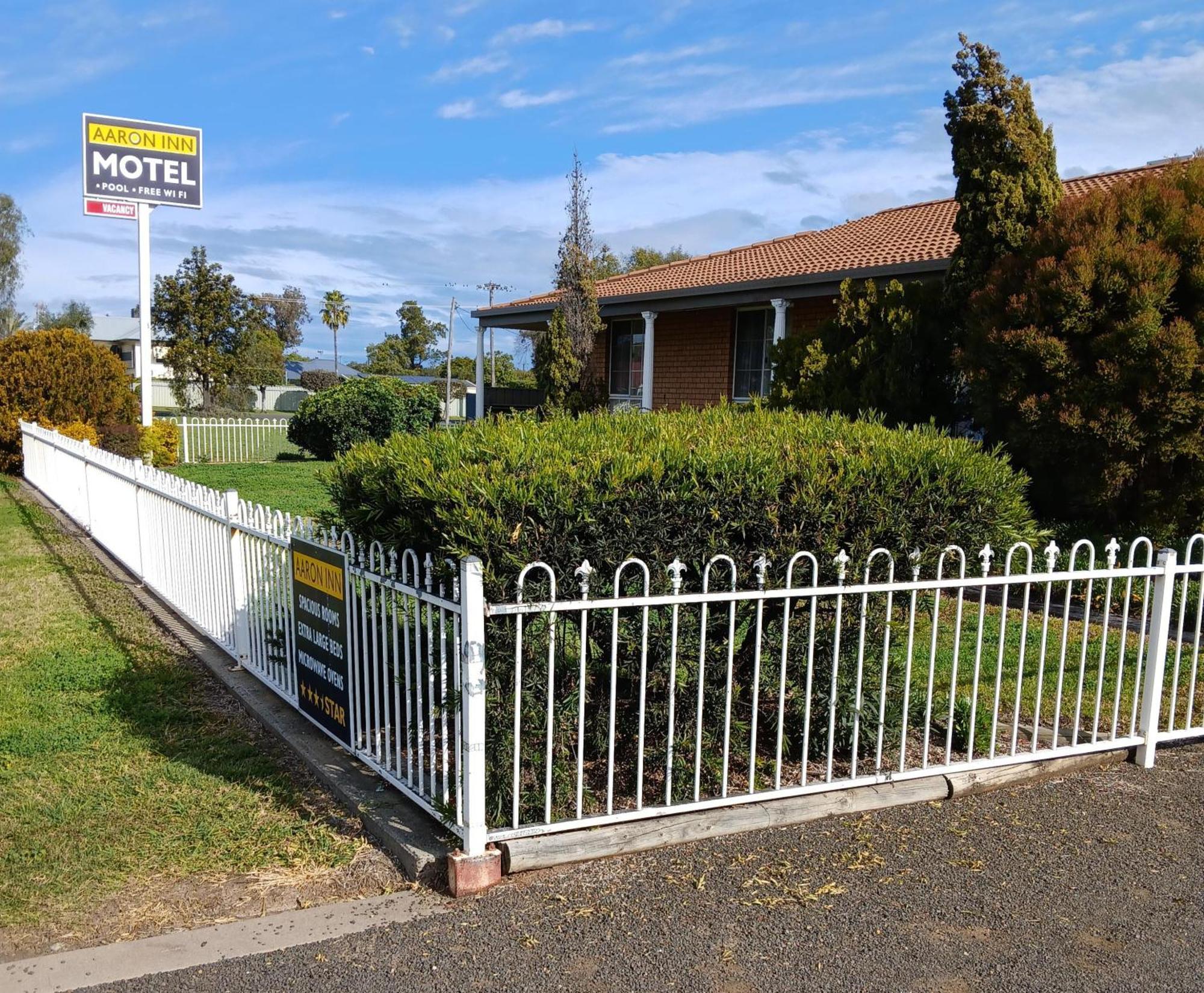 Aaron Inn Motel ナラブライ エクステリア 写真