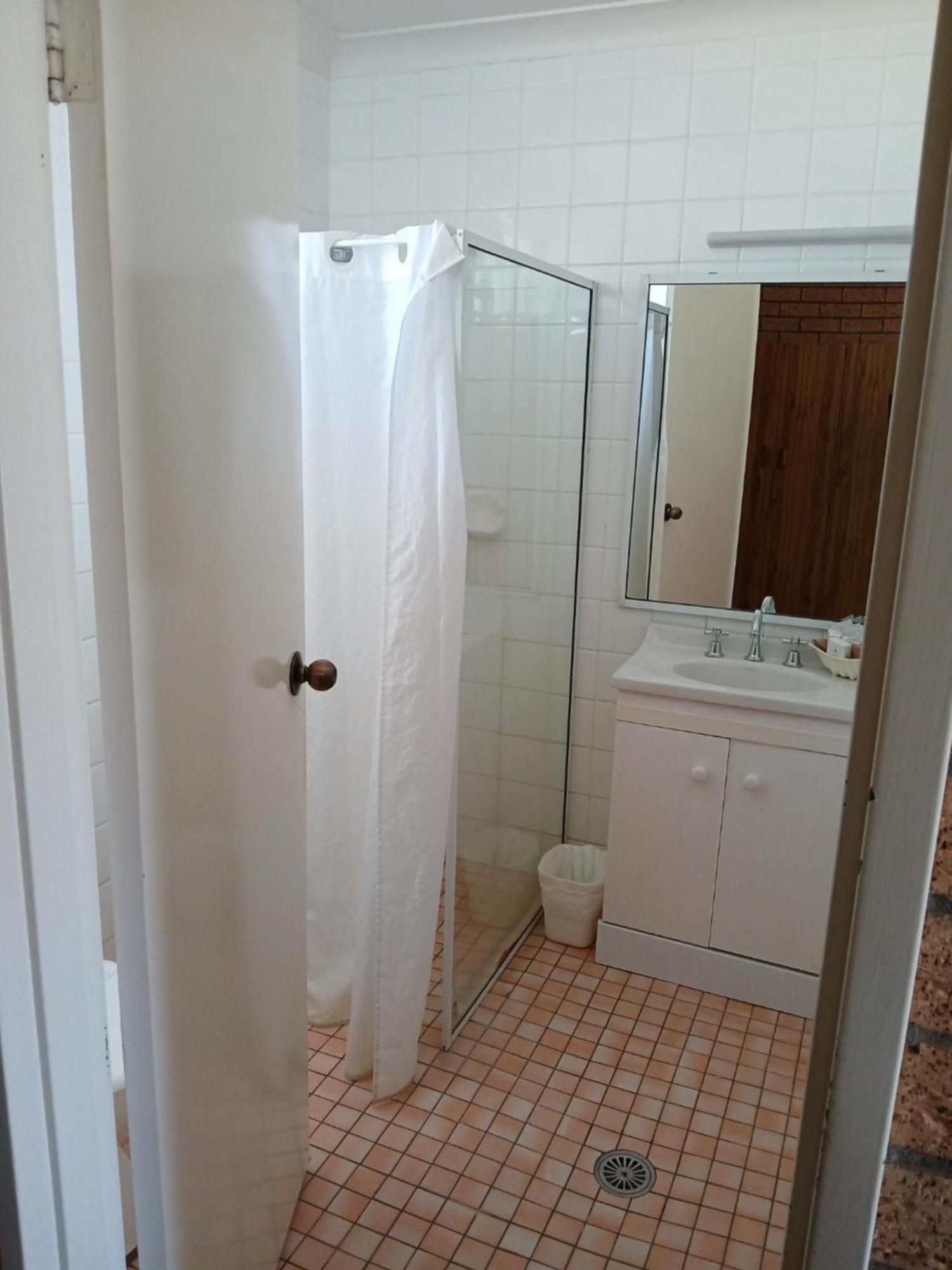 Aaron Inn Motel ナラブライ エクステリア 写真
